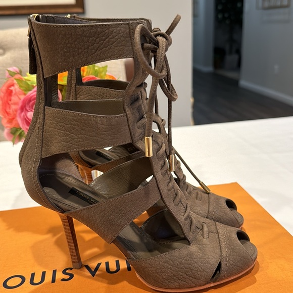 New & Authentic Louis Vuitton Leather Gladiator sandals - Picture 2 of 14